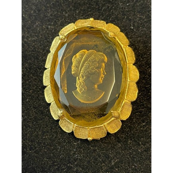 1960's Cameo Reverse Cut Glass Gold Tone Scalloped Edge Brooch Vintage - Picture 1 of 7